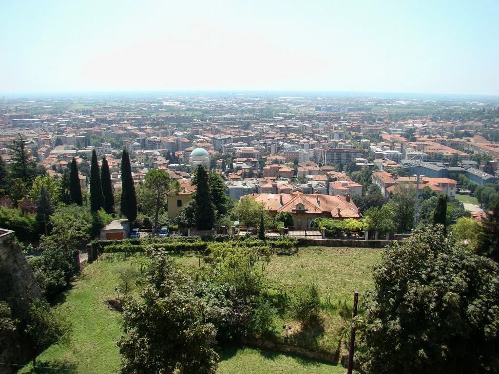What to Wear in Bergamo in May: Packing Tips