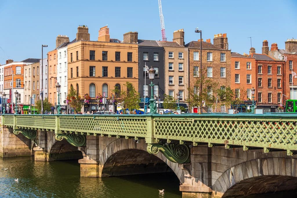 What to Wear in Dublin in August: Mild-Day Layers and Rain Gear