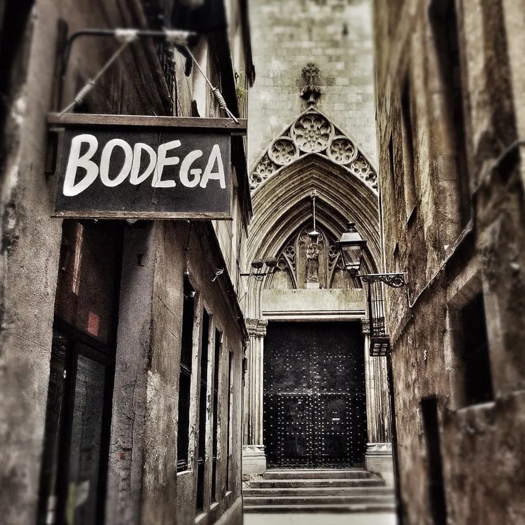 What To Wear In Barcelona In June: 12 Essential Style Tips