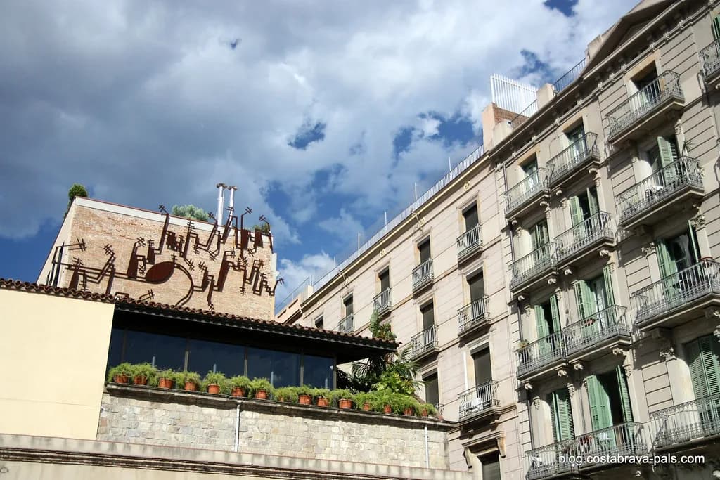 What To Wear In Barcelona In March: 8 Essential Packing Tips