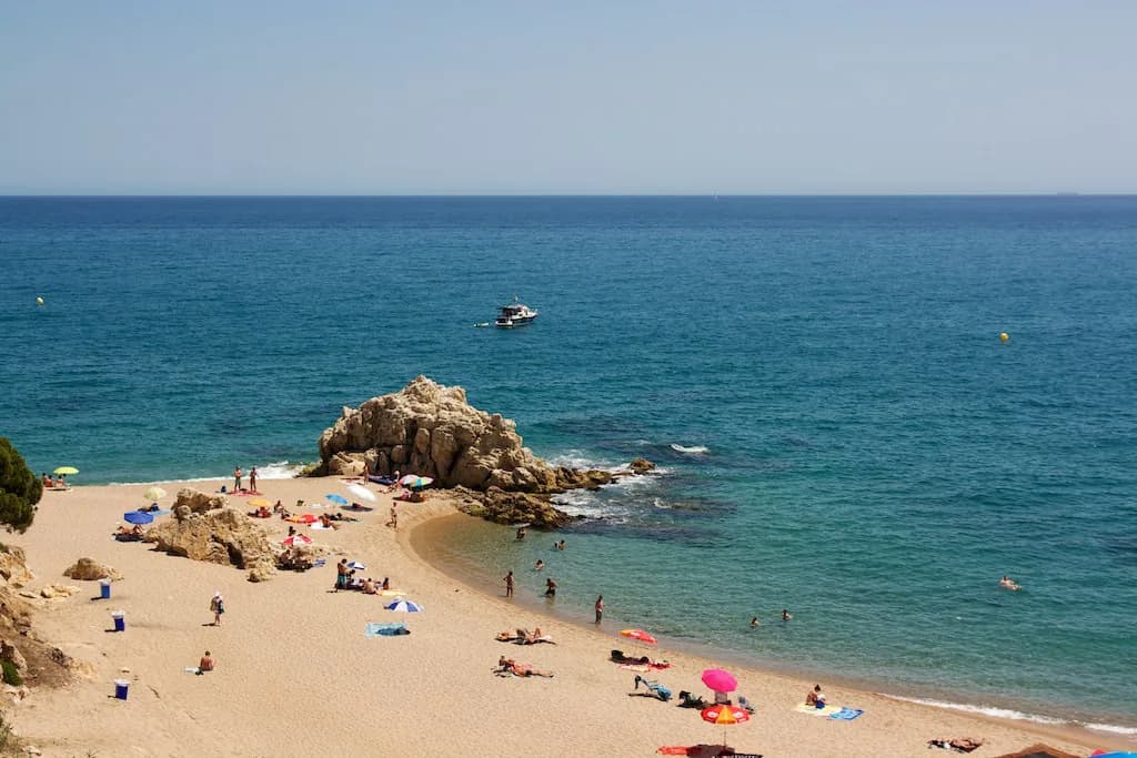 10 Essentials for What to Wear in Barcelona in May