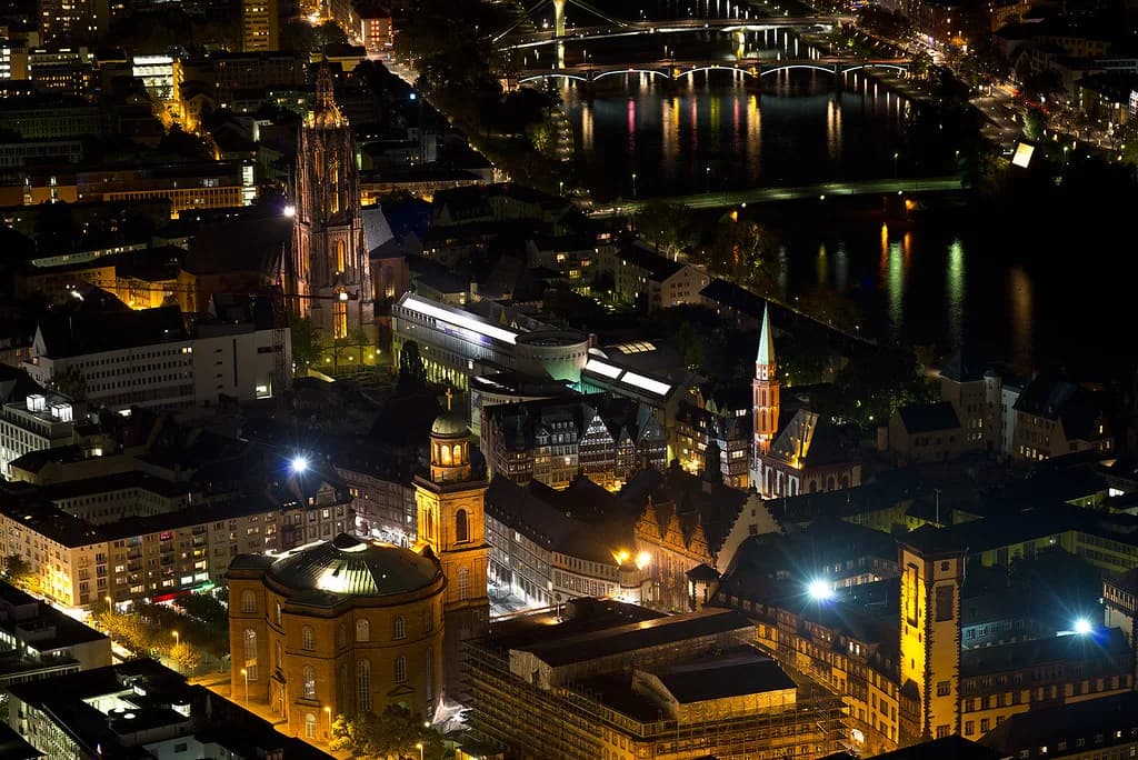 What to Wear in Frankfurt in September: Autumn Transition Packing Guide