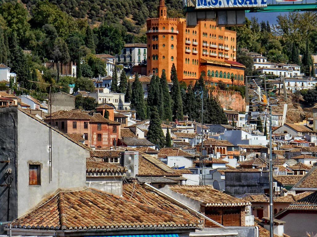 8 Essential Tips for What to Wear in Granada in May