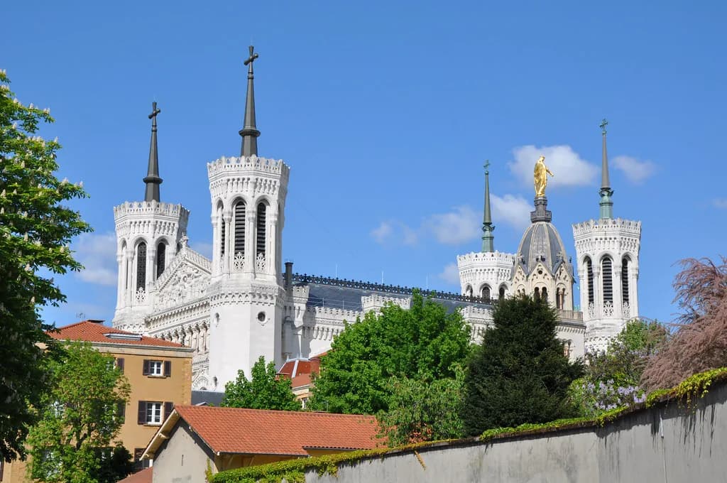 8 Essential Tips for What to Wear in Lyon in July