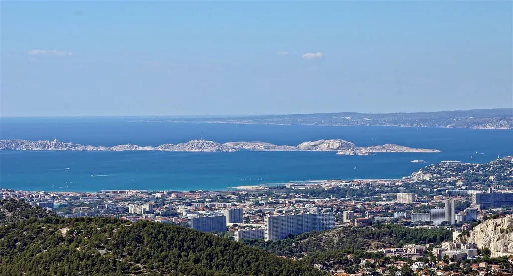 What to Wear in Marseille in April: 7 Essential Packing Tips