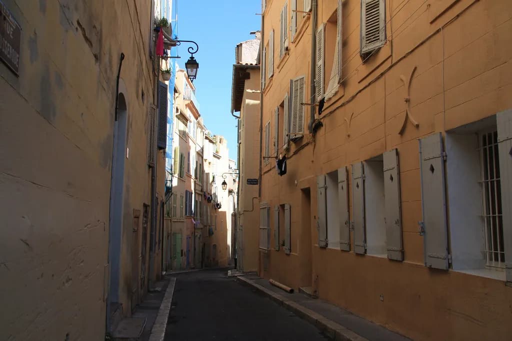 What to Wear in Marseille in May: 7 Essential Style Tips
