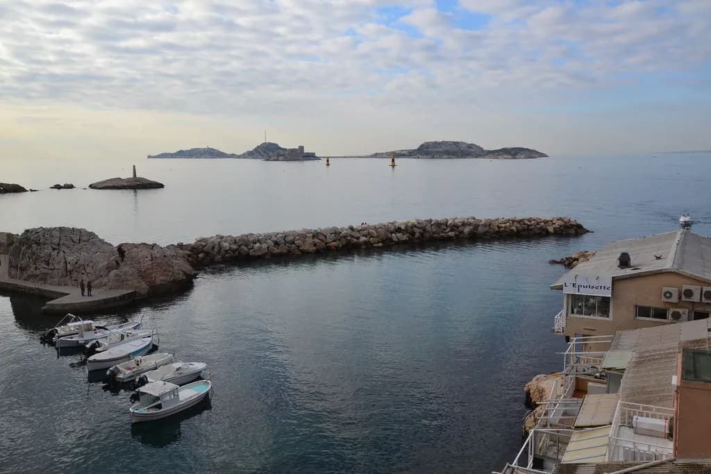 What to Wear in Marseille in November: 8 Essential Style Tips