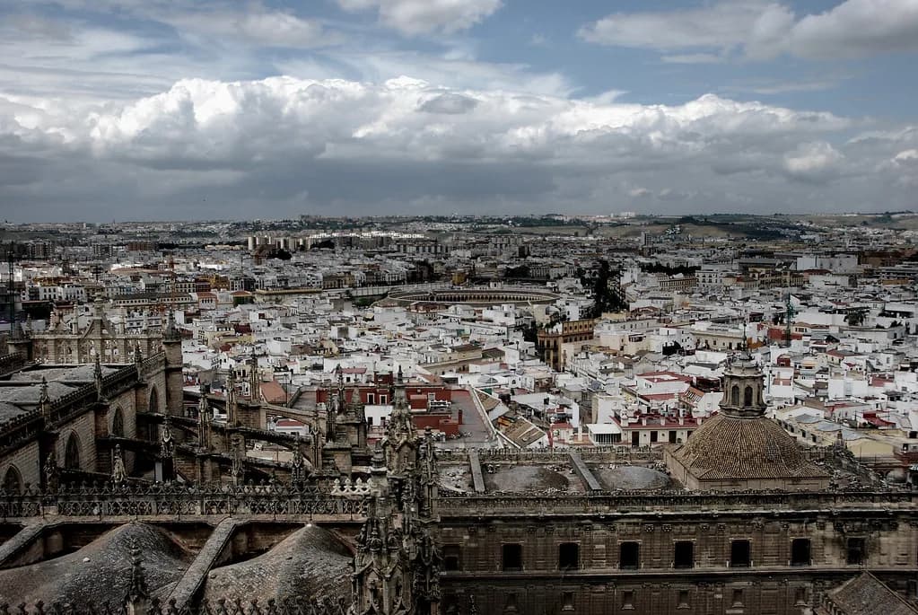 What to Wear in Seville in May: 8 Essential Style Tips
