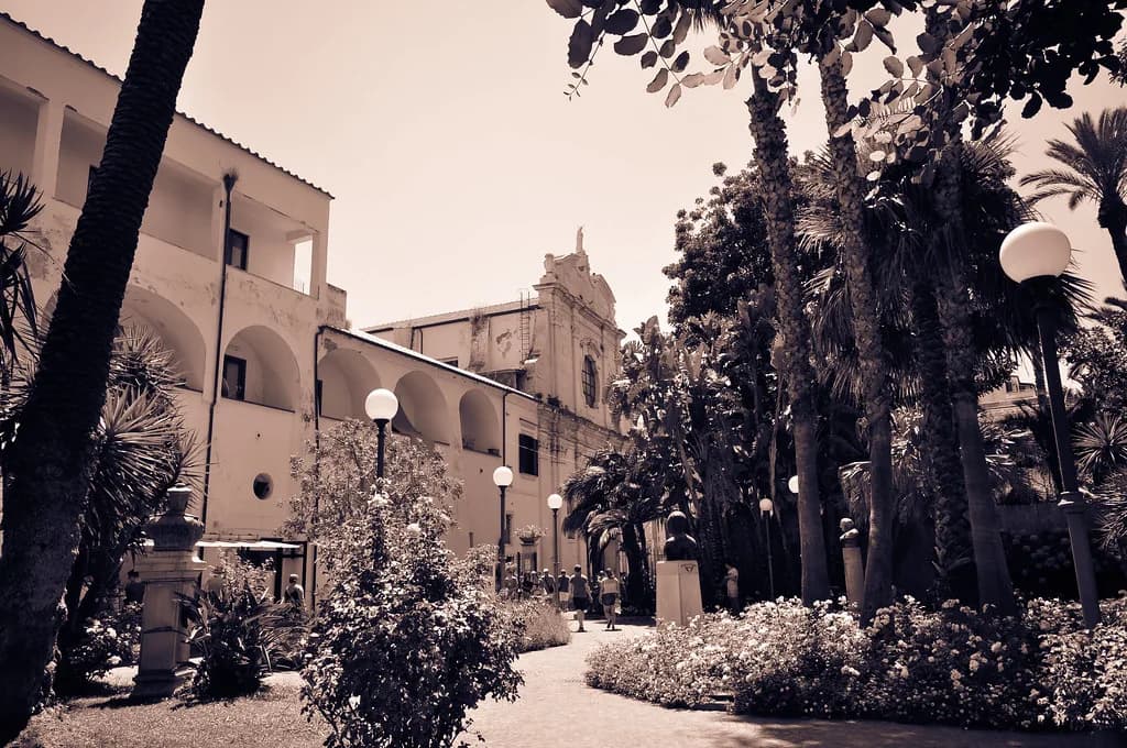 What To Wear In Sorrento In April: 10 Essential Packing Tips