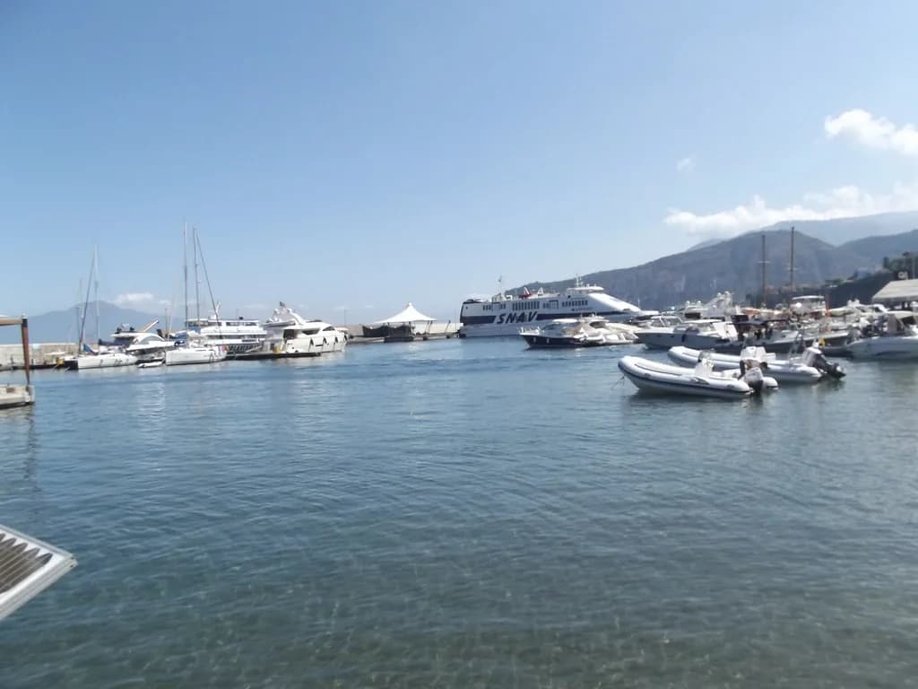 10 Essential Tips for What to Wear in Sorrento in March