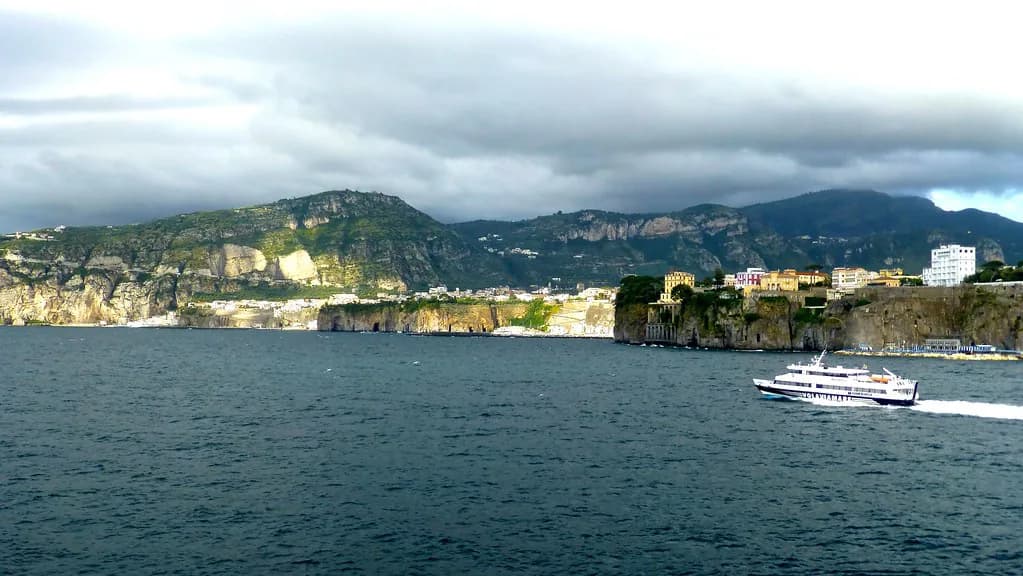 What to Wear in Sorrento in May: 8 Essential Style Tips