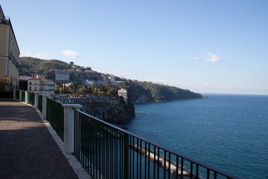 10 Essential Tips for What to Wear in Sorrento in October