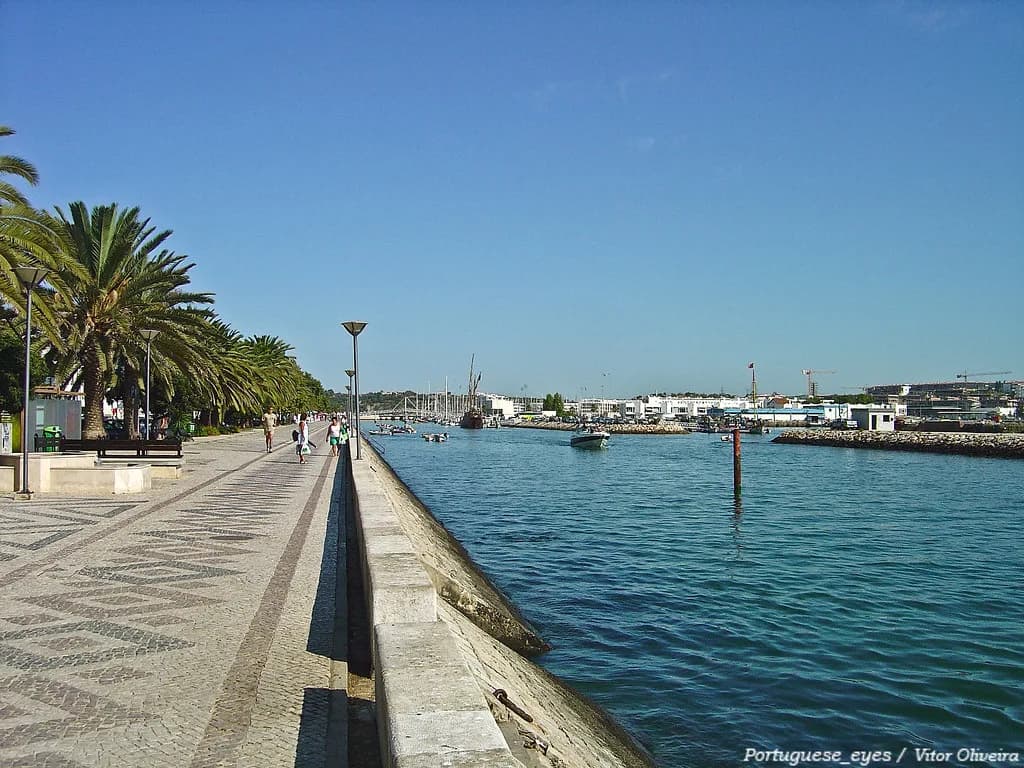 What to Wear in Lagos, Portugal in March: Packing List & Tips