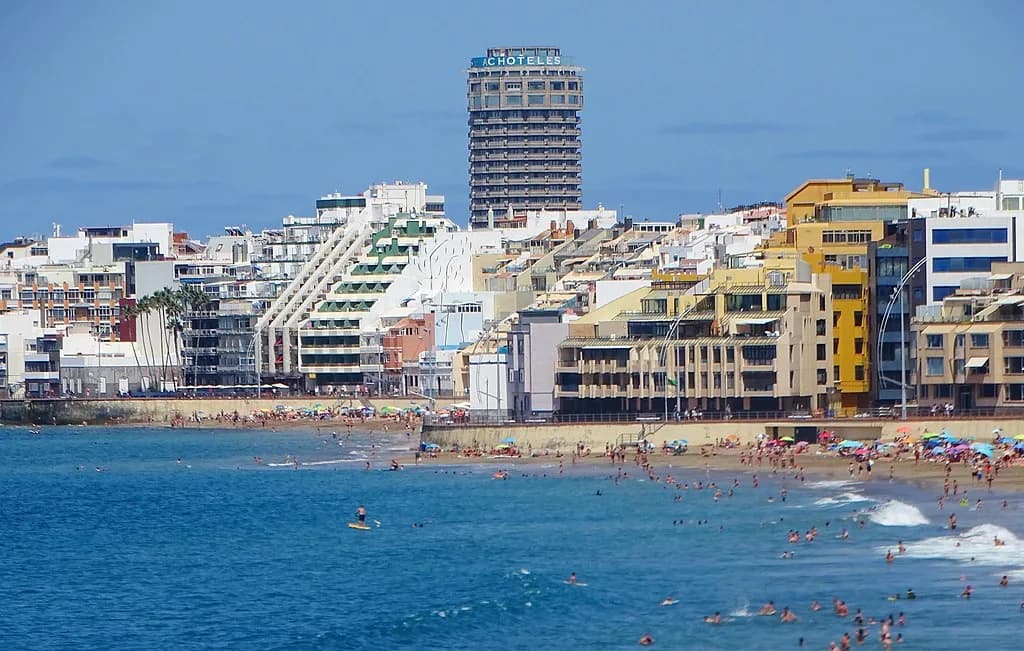 What to Wear in Las Palmas in June: Packing Light for Gran Canaria
