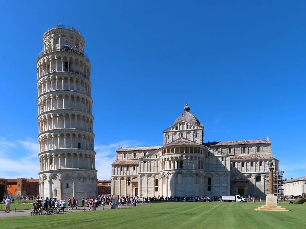 What to Wear in Pisa in June
