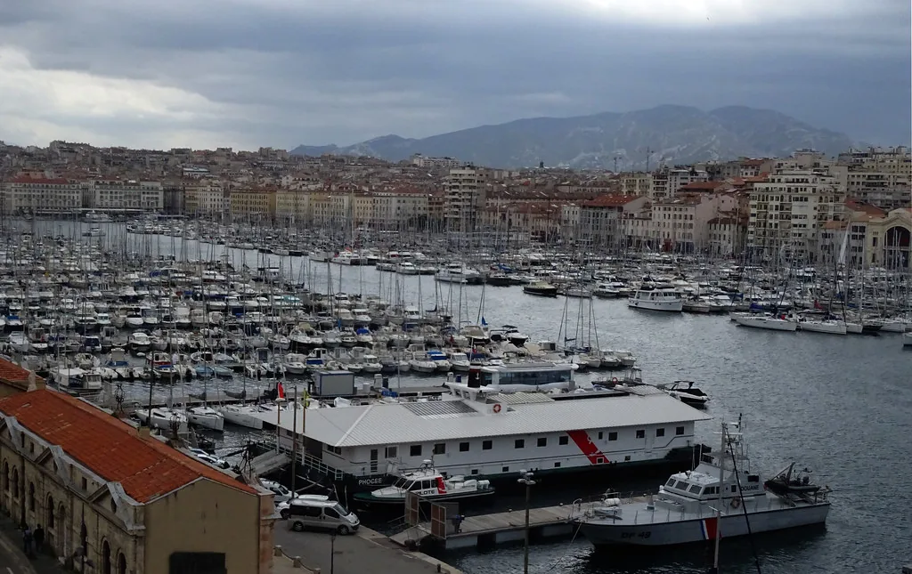 Effortless Mediterranean evening style on a Marseille terrace near the Vieux Port